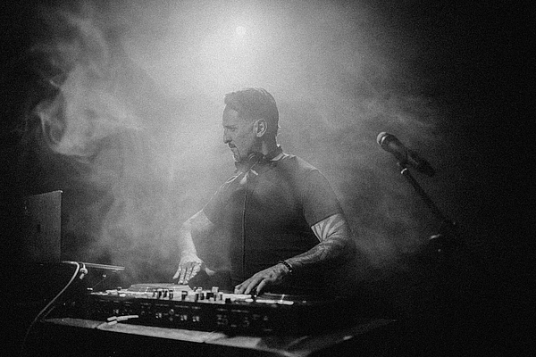 DJ Sam an den Turntables, schwarz/weiß