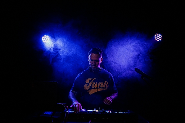 DJ Sam André, live in Action am Pult, professioneller DJ aus München