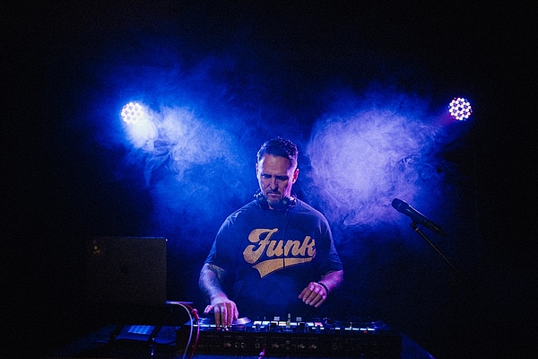DJ Sam André an den Turntables